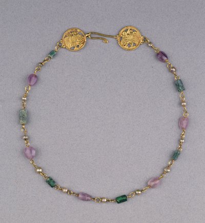 Goldkette mit Perlen, Amethyst und grünen Glasperlen mit zwei goldenen Durchbruchrundeln, ca. 400-550 von Byzantine